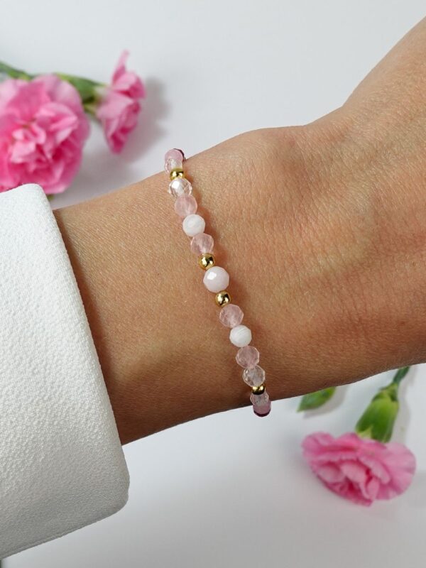 Bransoletka na miłość z kamieni naturalnych na sznurku, damska, na nadgarstku.