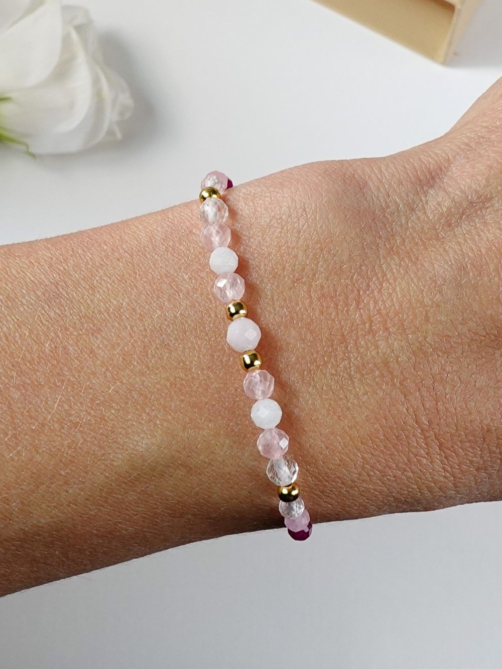 Bransoletka z kwarcem różowym na miłość na nadgarstku. Bransoletka z kamieni naturalnych, marka Buvardi.