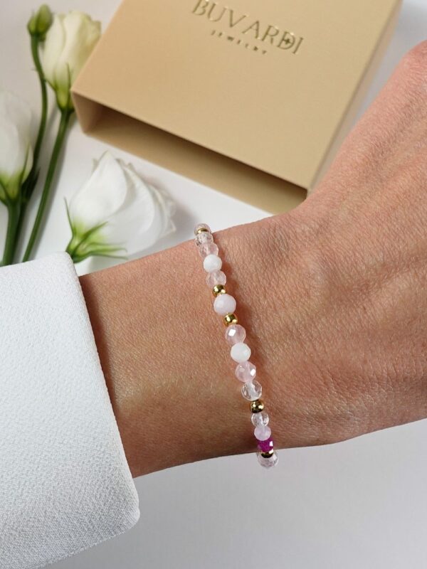 Bransoletka na miłość z kwarcem różowym, opalem, rubinem, kamieniem księżycowym i kryształem na nadgarstku.