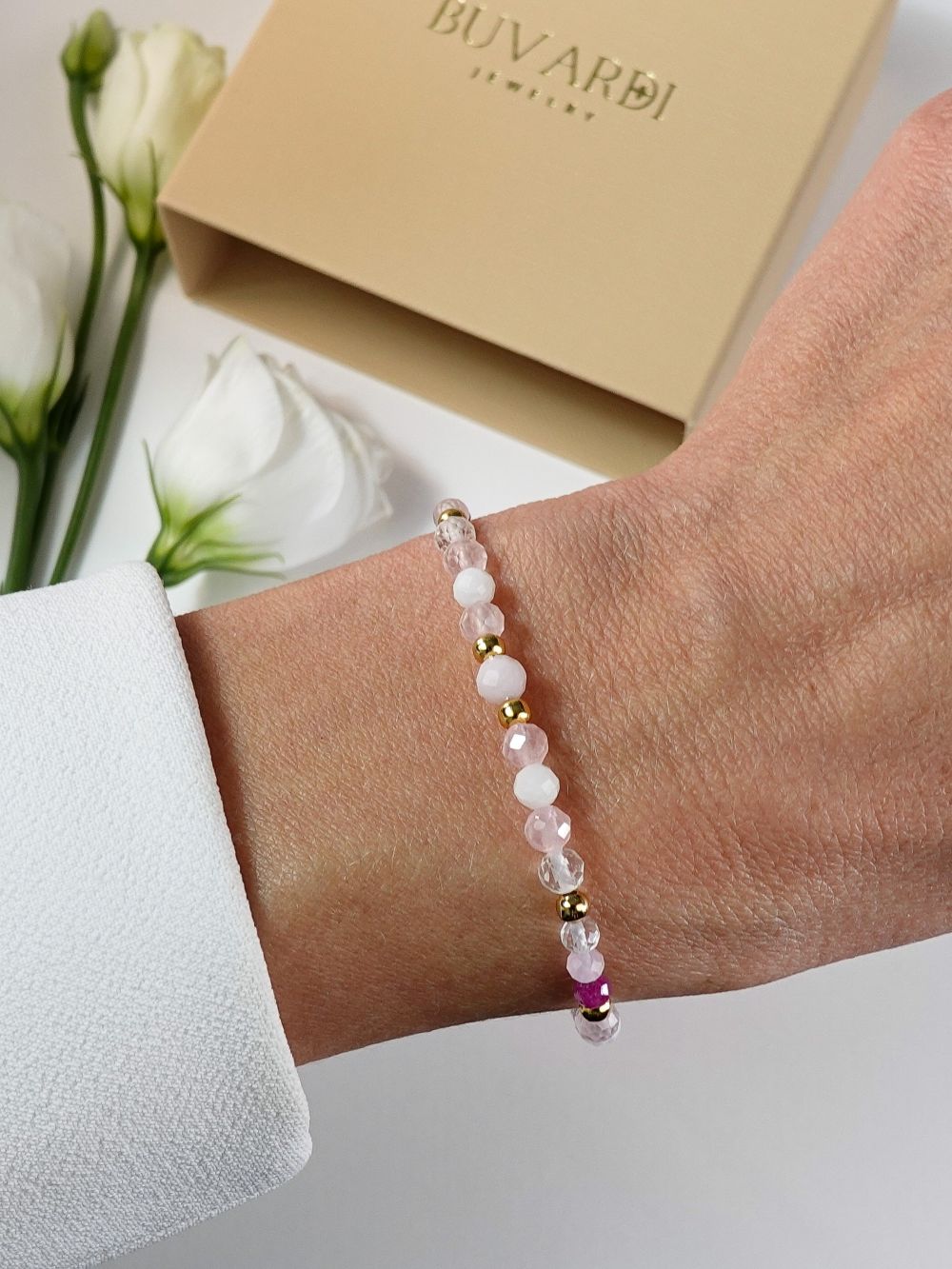 Bransoletka na miłość z kwarcem różowym, opalem, rubinem, kamieniem księżycowym i kryształem na nadgarstku.