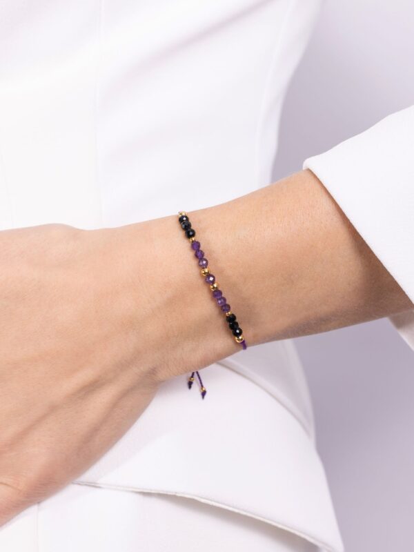 bransoletka czakry korony z ametystem na sznurku.