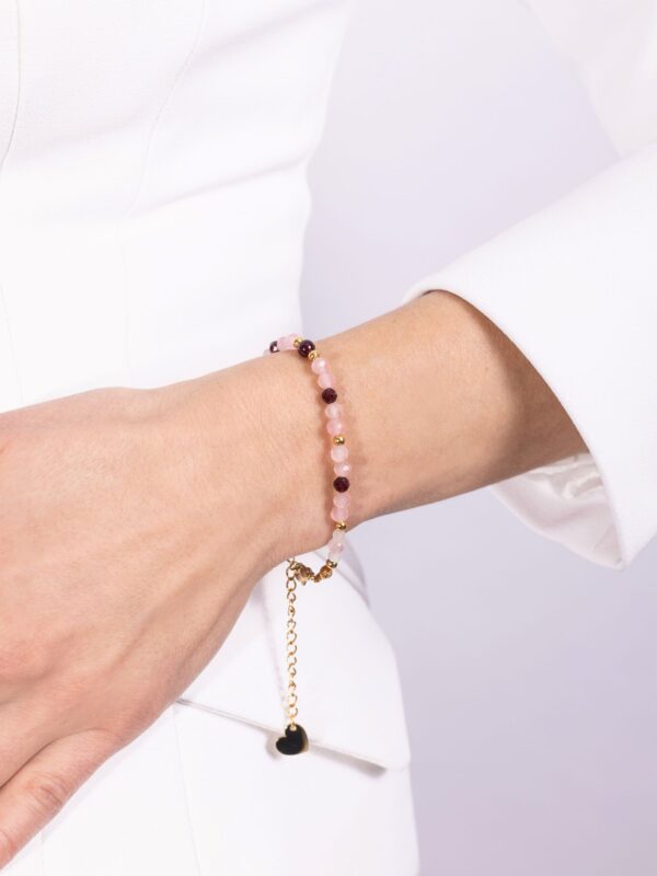 bransoletka z kwarcem różowym i granatem z zawieszką w kształcie serca.