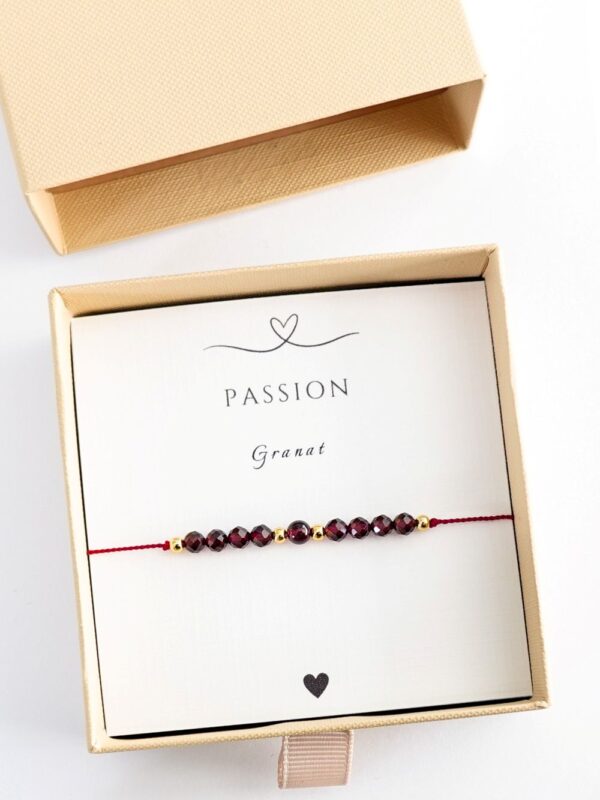 bransoletka na bordowej nici z granatem