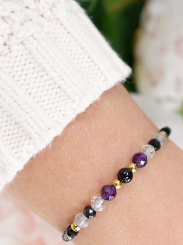 bransoletka ochronna z turmalinem i ametystem na nici jedwabnej, na ręce