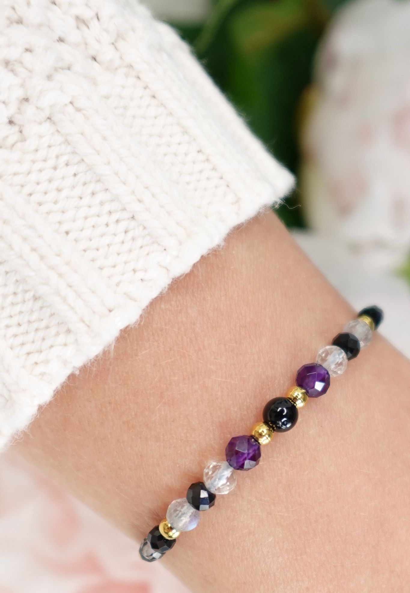 bransoletka ochronna z turmalinem i ametystem na nici jedwabnej, na ręce