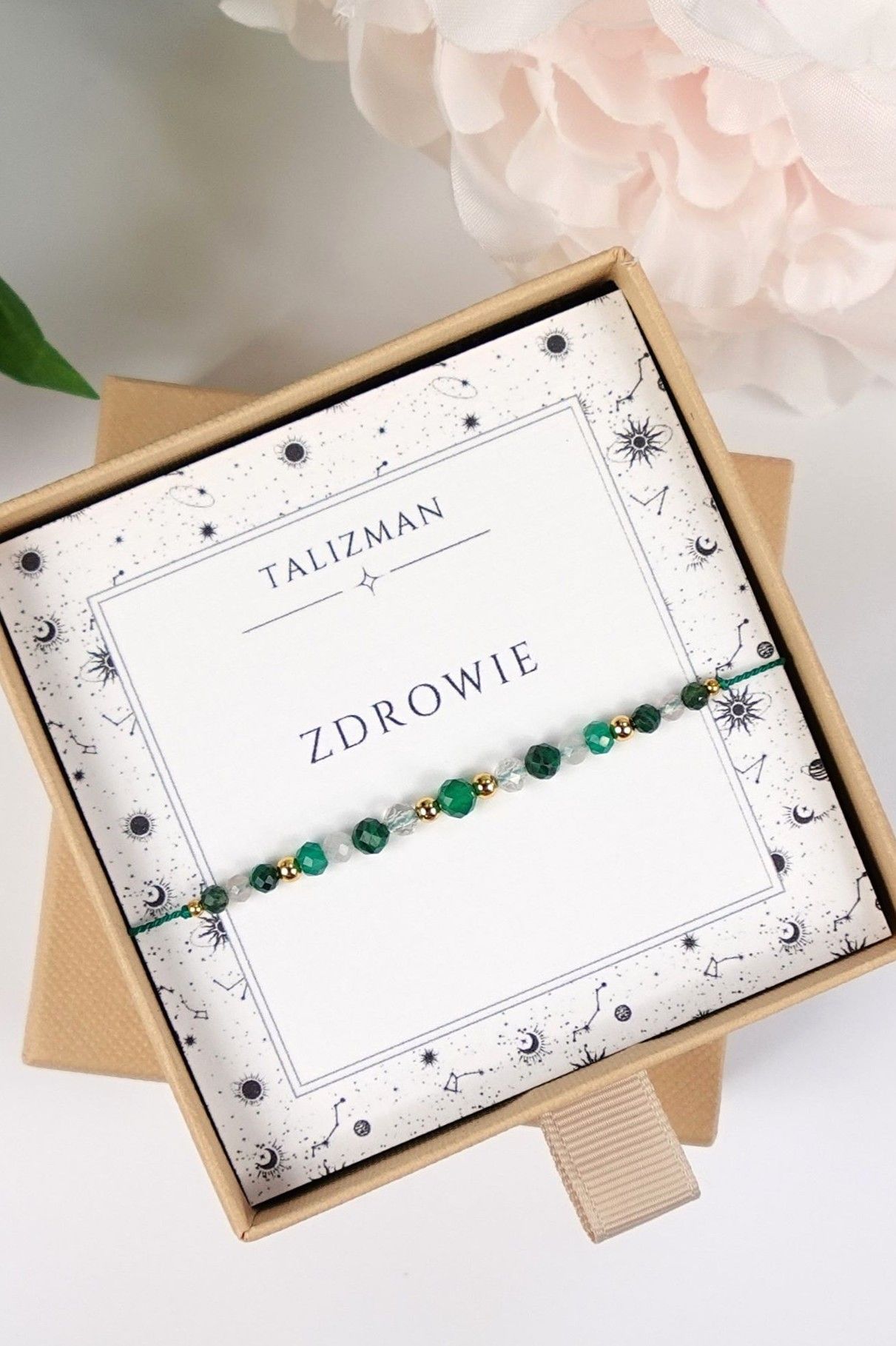 bransoletka na zielonej nici talizman zdrowia z malachitem