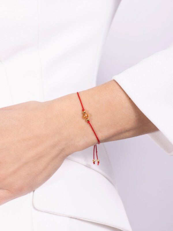 bransoletka szczęścia z cytrynem na ręce