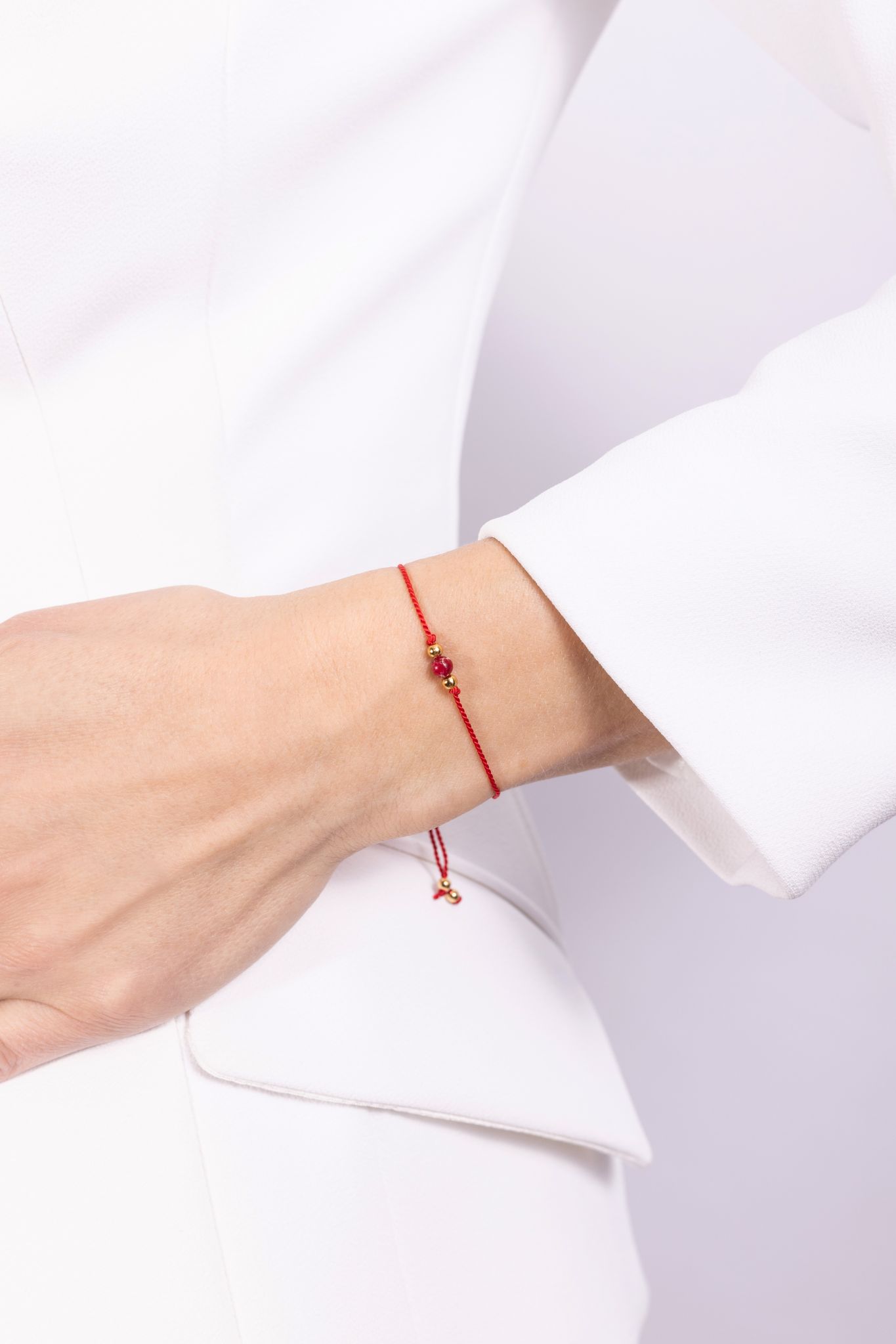 bransoletka z jaspisem cesarskim na czerwonym sznurku na ręce