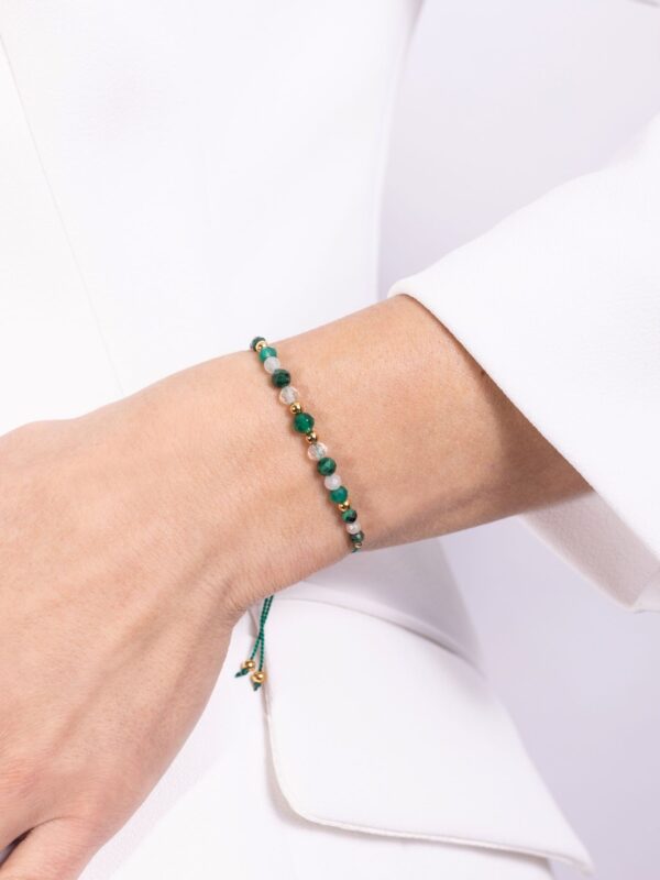 bransoletka talizman zdrowie z malachitem na nici jedwabnej, na ręce