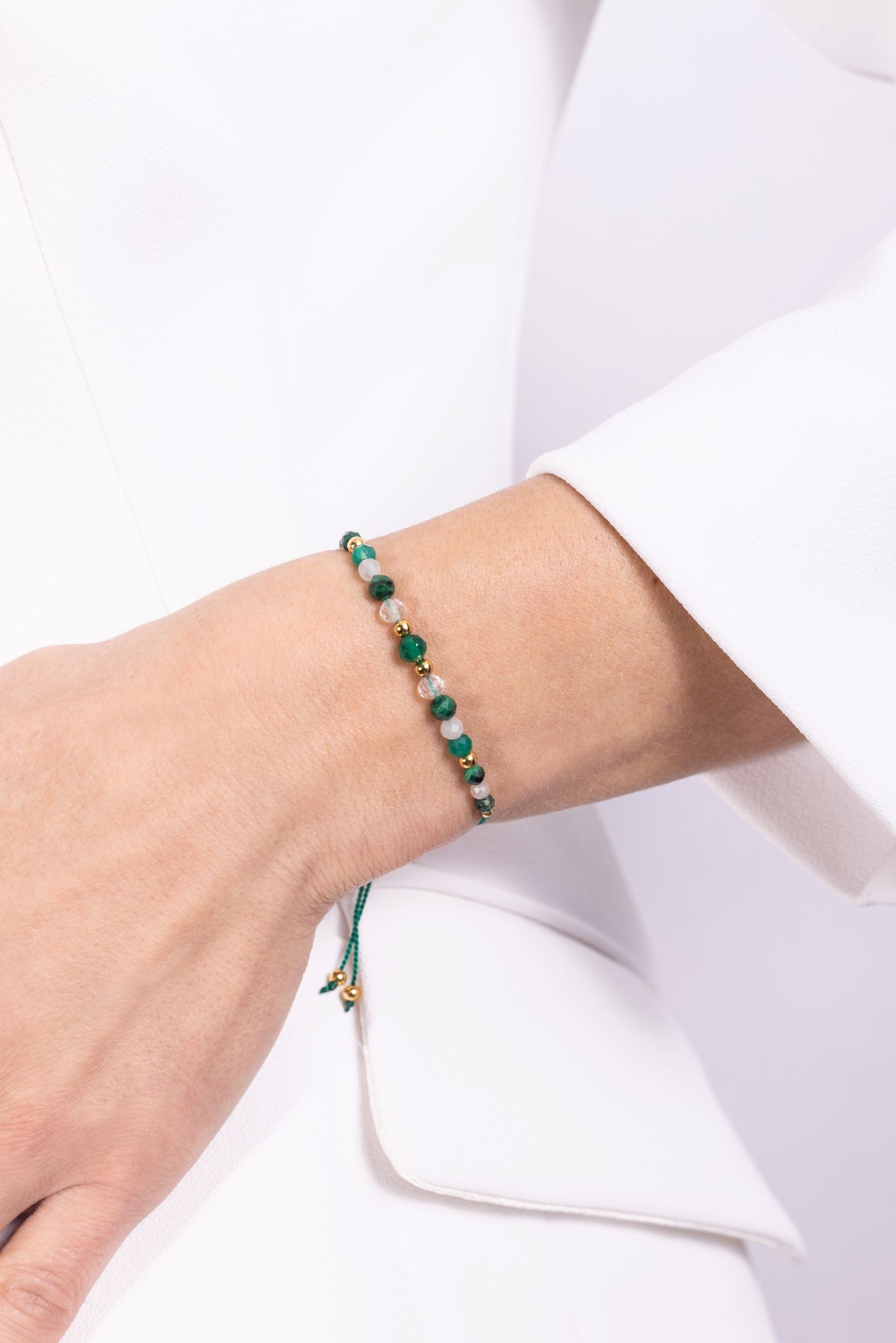 bransoletka talizman zdrowie z malachitem na nici jedwabnej, na ręce