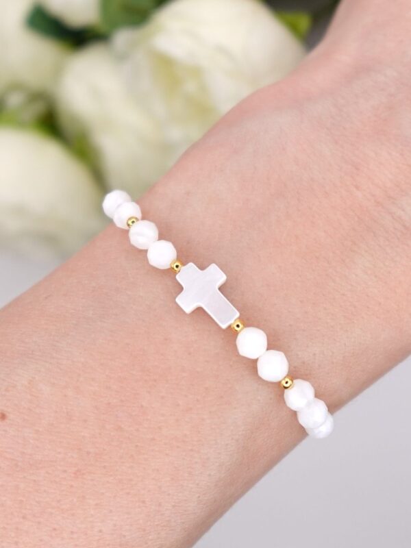 biała bransoletka na komunię na sznurku z kamieniami księżycowymi