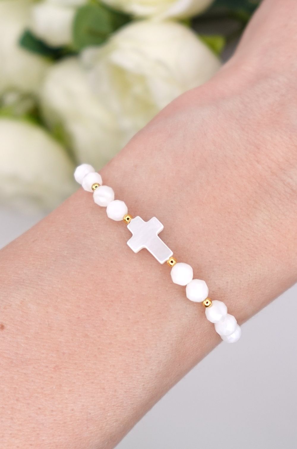 biała bransoletka na komunię na sznurku z kamieniami księżycowymi