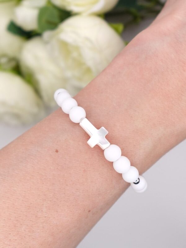 bransoletka z białymi kamieniami i krzyżykiem na Komunię