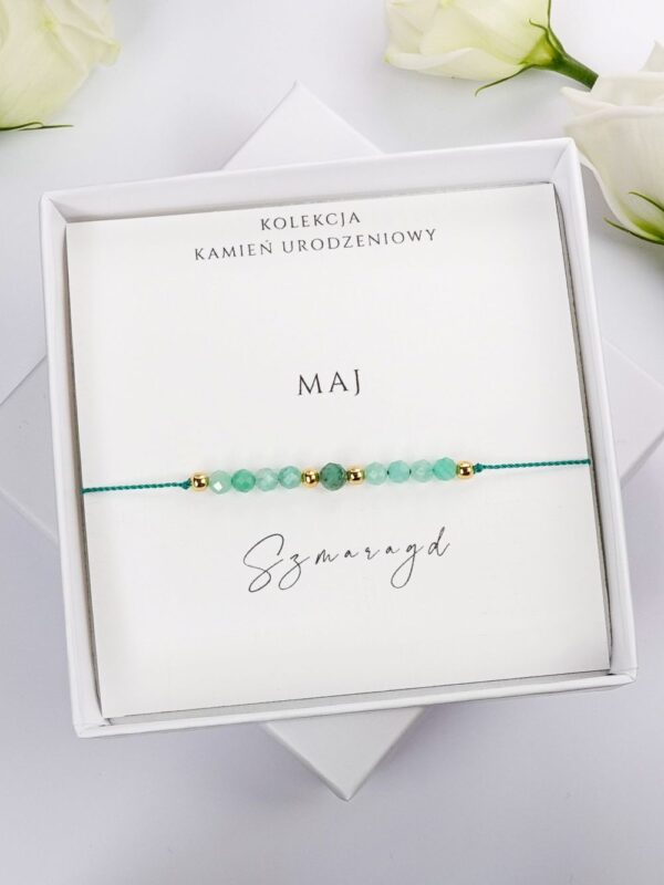 Bransoletka ze szmaragdami na sznurku, kamień urodzeniowy maj