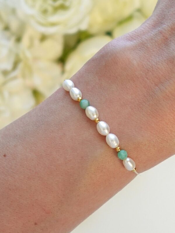 bransoletka na nici białej z perłami i szmargdami