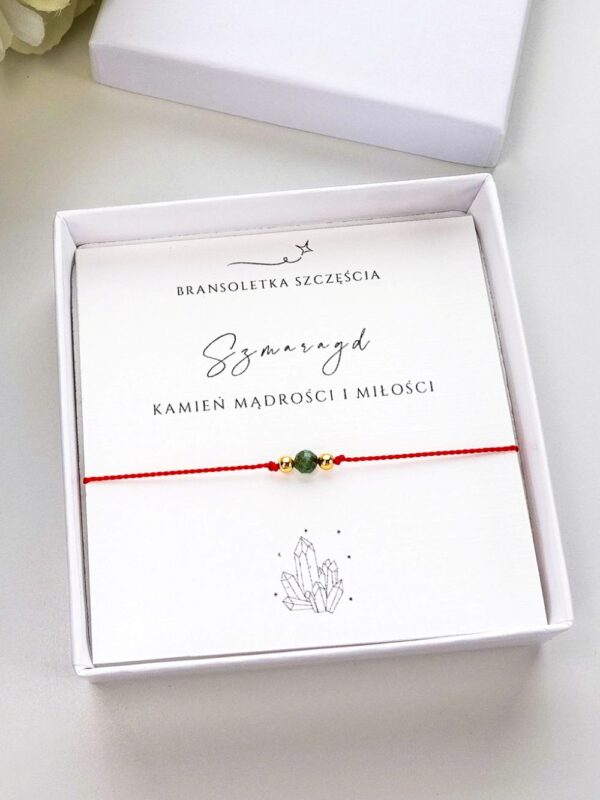 bransoletka na czerwonym sznurku ze szmaragdem
