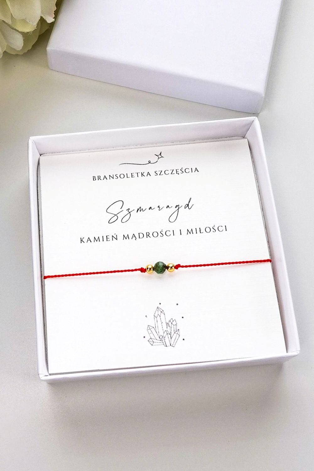 bransoletka na czerwonym sznurku ze szmaragdem