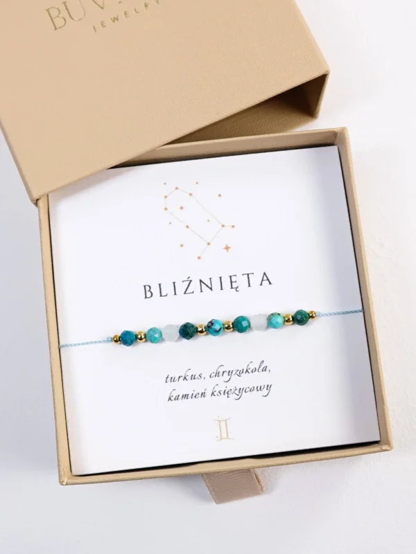 Bransoletka dla znaku Bliźnięta z kamieni naturalnych turkus, kamień księżycowy, chryzokola, na sznurku w pudełku prezentowym