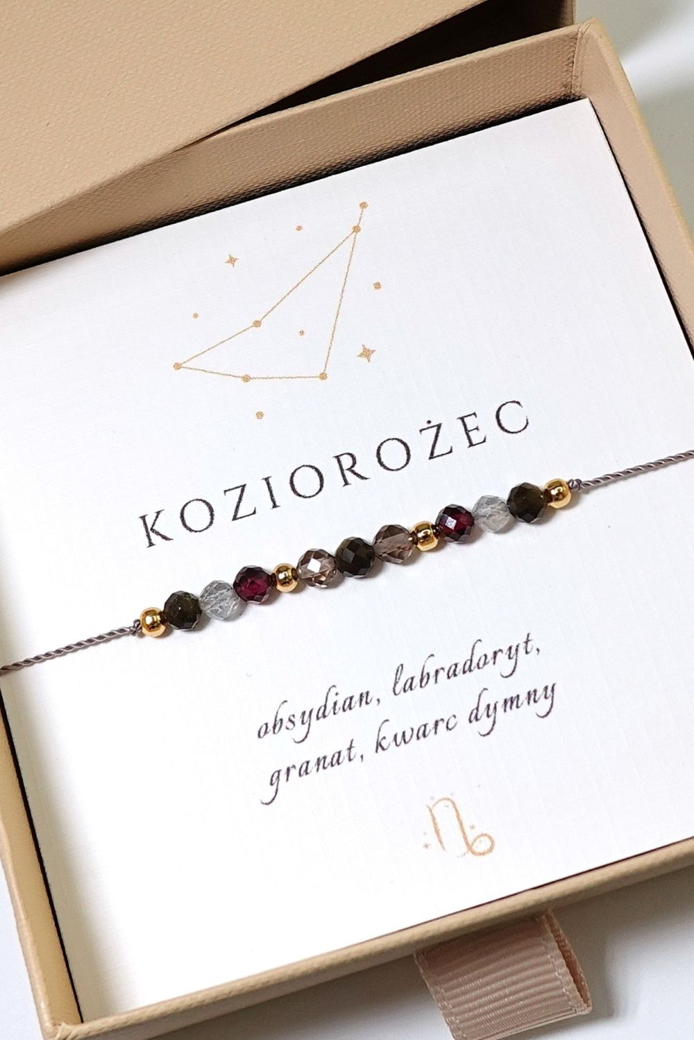 Bransoletka dla Koziorożca na sznurku z kamieni naturalnych. Obsydian, kwarc dymny, granat, labradoryt.