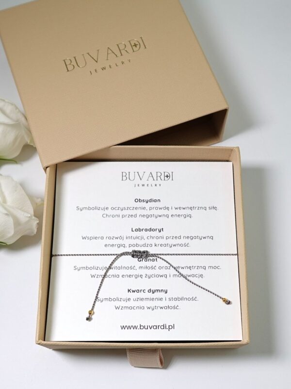 Bransoletka Koziorożec na sznurku z opisem kamieni naturalnych: obsydian, kwarc dymny, labradoryt, granat.