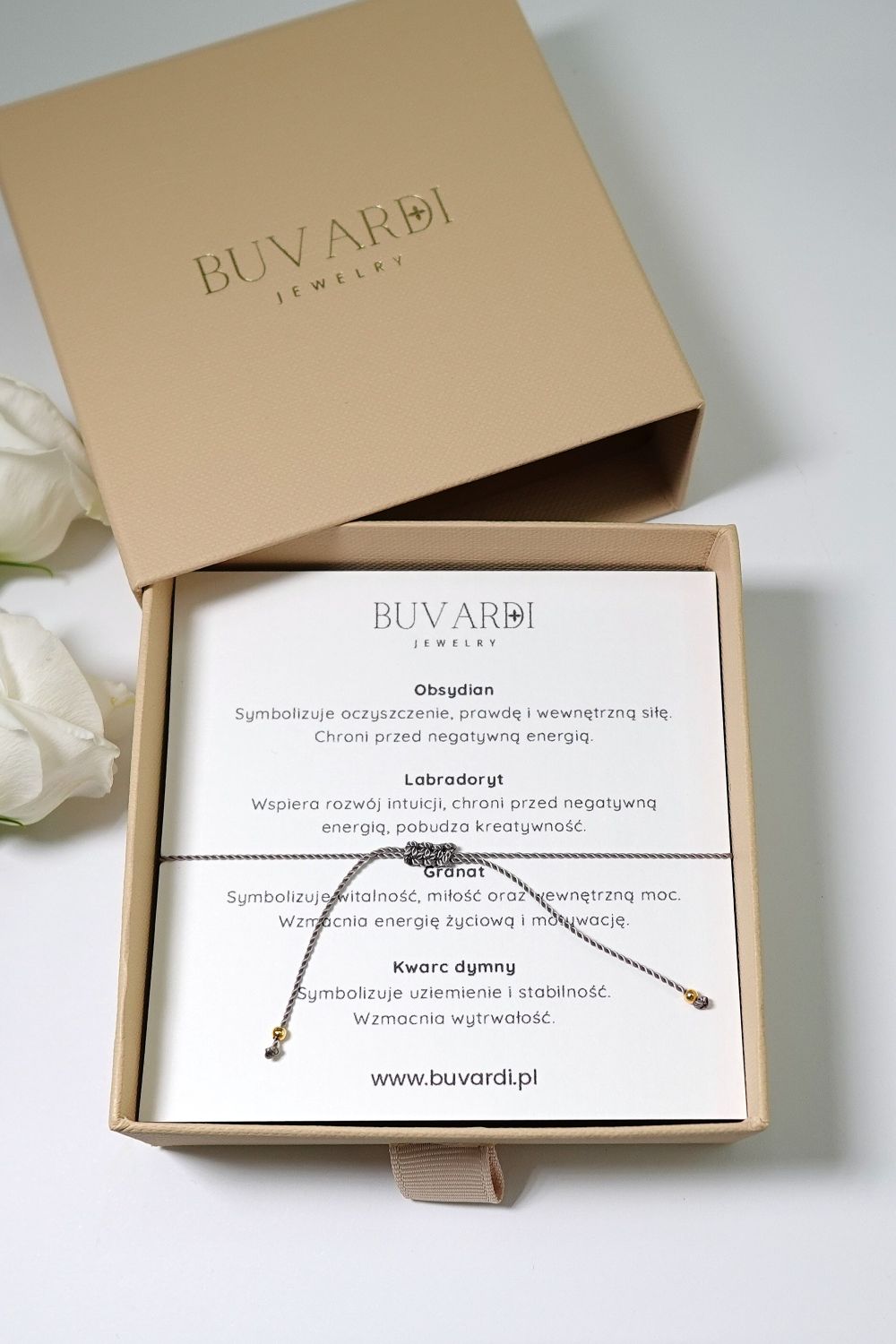 Bransoletka Koziorożec na sznurku z opisem kamieni naturalnych: obsydian, kwarc dymny, labradoryt, granat.