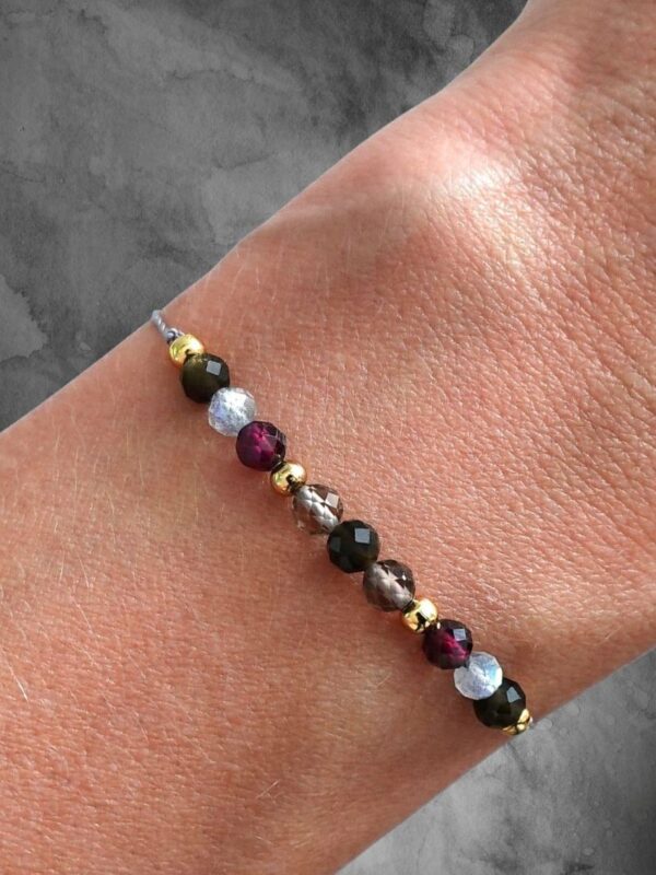 Bransoletka zodiakalna Koziorożec na sznurku z kamieniami naturalnymi: obsydian, granat, kwarc dymny i labradoryt.