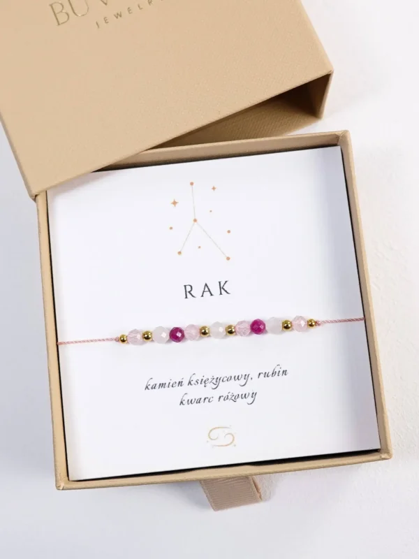 Bransoletka dla znaku Rak z kamieni naturalnych rubin, kamień księżycowy, kwarc różowy na sznurku w pudełku prezentowym