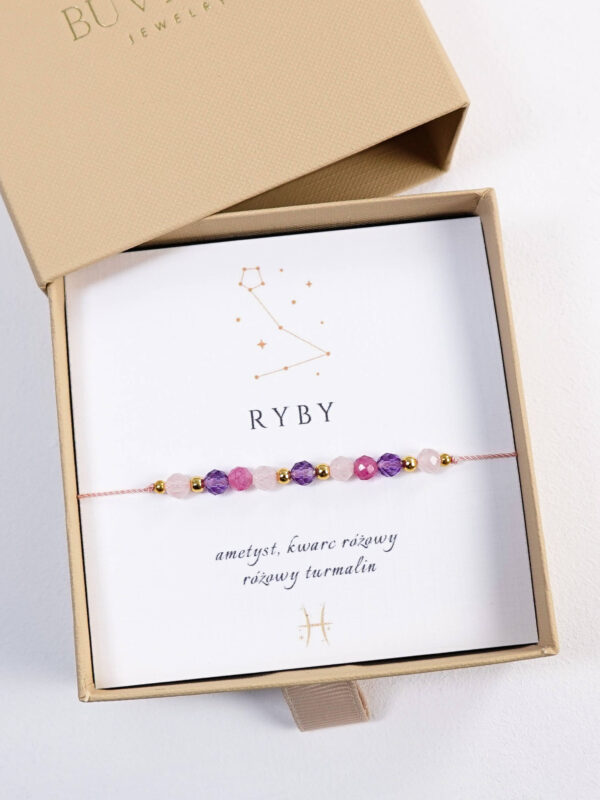 Bransoletka dla znaku Ryby z kamieni naturalnych. Bransoletka zodiakalna z ametystem, kwarcem różowym i turmalinem, na sznurku.