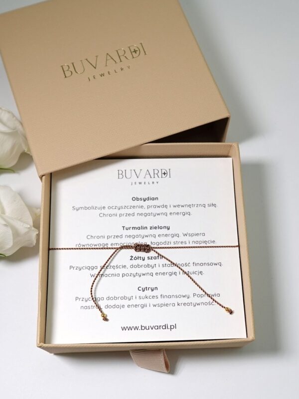 Bransoletka dla Skorpiona na sznurku w pudełku.