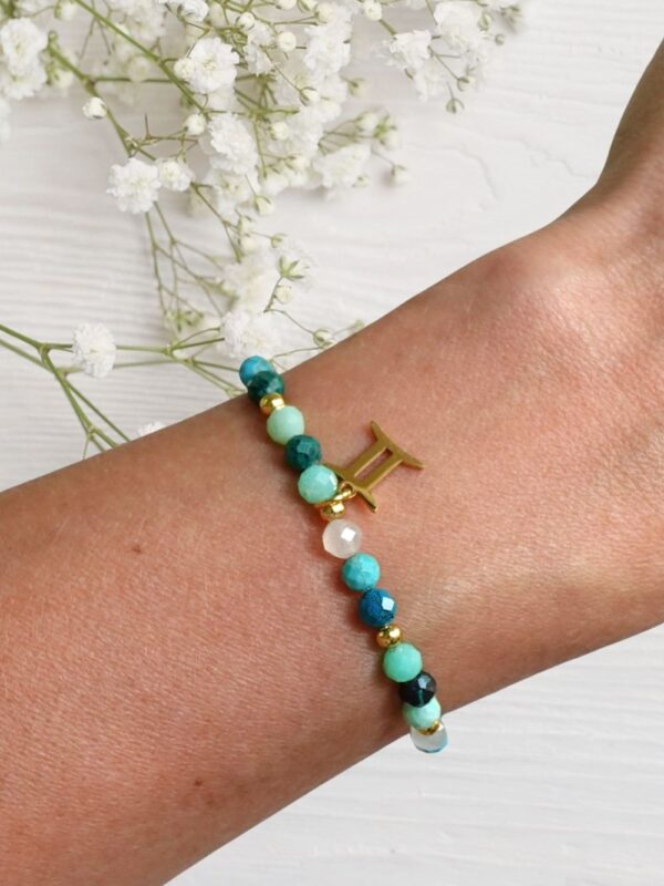 Bransoletka z turkusem dla Bliźniąt na gumce, na ręce.