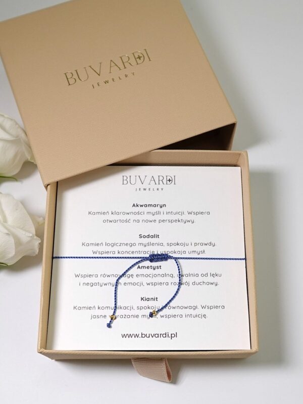 Bransoletka dla Wodnika z kamieniami na sznurku w pudełku z karteczką z opisem właściwości kamieni