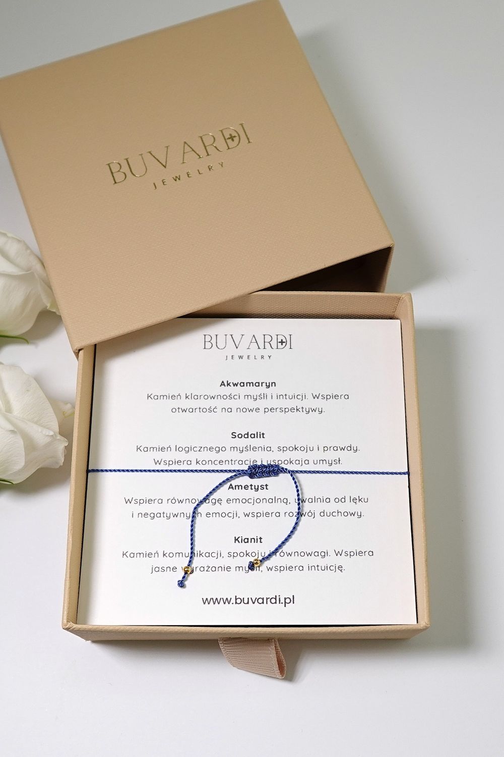 Bransoletka dla Wodnika z kamieniami na sznurku w pudełku z karteczką z opisem właściwości kamieni