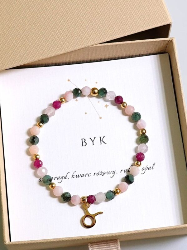 Bransoletka BYK na gumce z zawieszką - szmaragd, kwarc różowy, rubin, opal