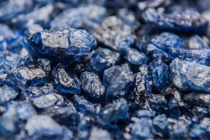 Szafir, kamień naturalny dla Wagi i Panny, znaków zodiaku