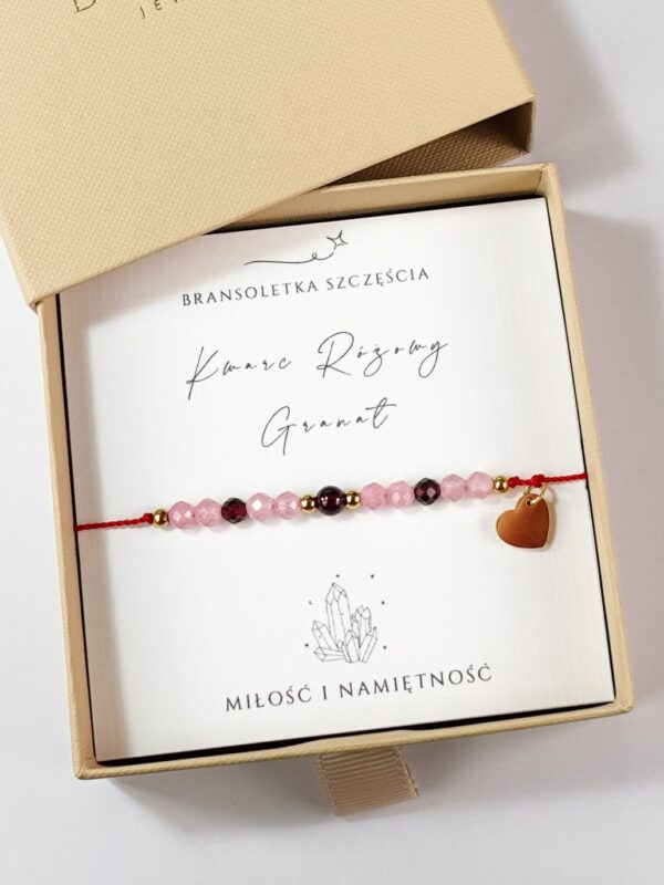 Bransoletka szczęścia na miłość z kwarcem różowym i granatem na czerwonym sznurku.