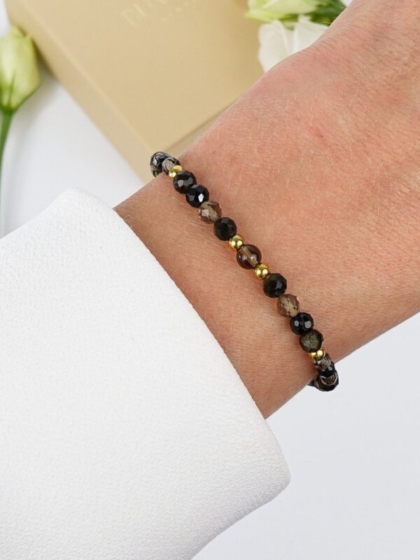 bransoletka z kamieni naturalnych z obsydianem i kwarcem dymnym na nadgarstku