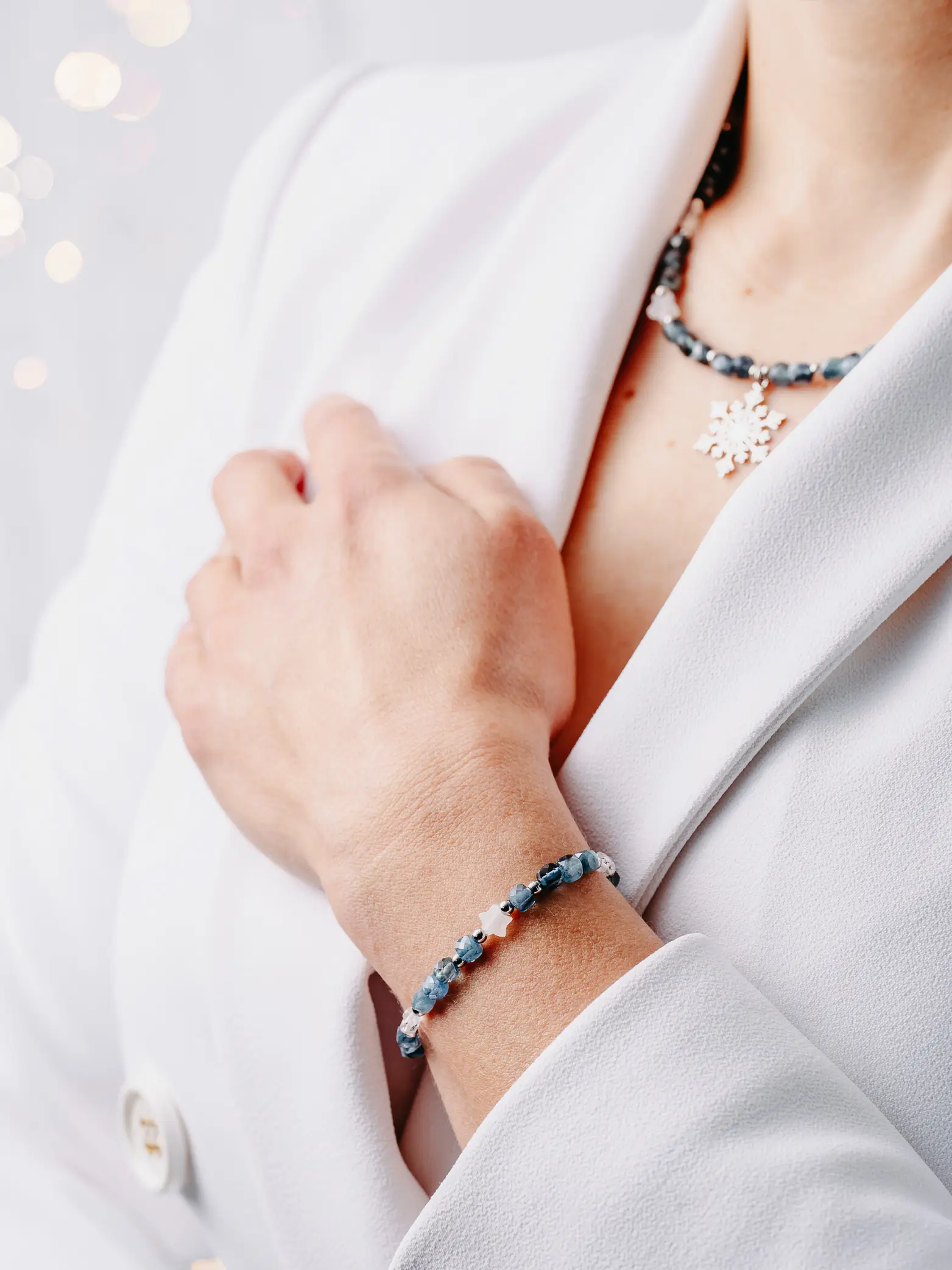 Biżuteria zimowa z akwamarynem i kryształem górskim - naszyjnik i bransoletka, na modelce - marka Buvardi