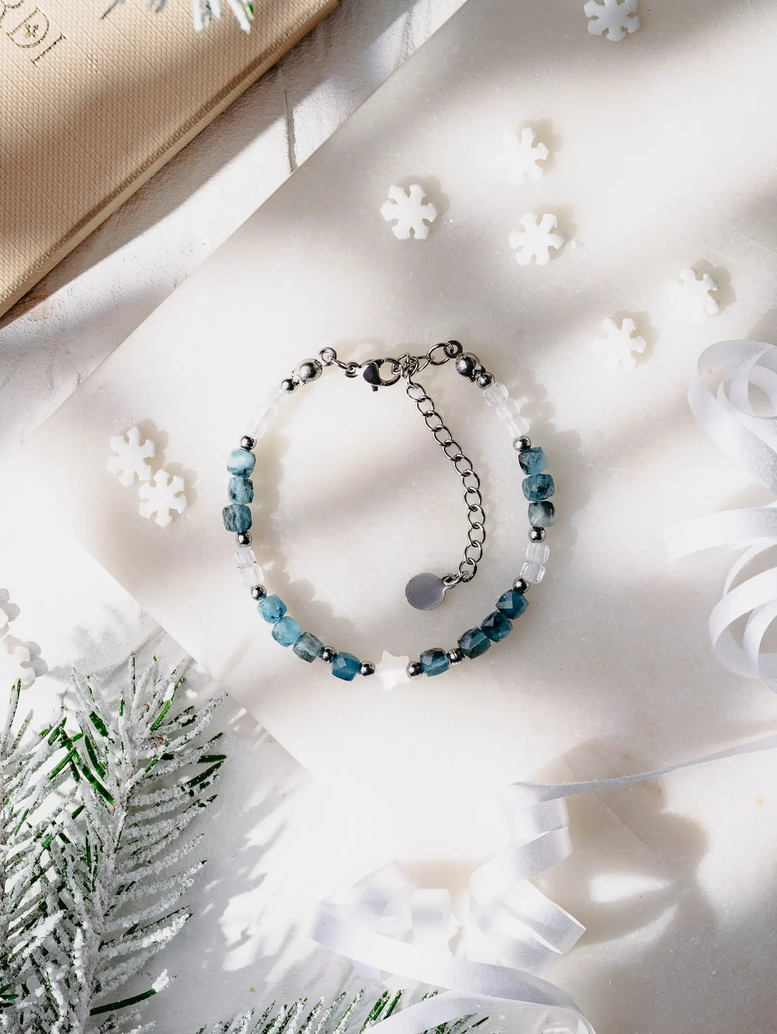 Bransoletka z akwamarynem w formie eleganckiej kostki z kryształem górskim.