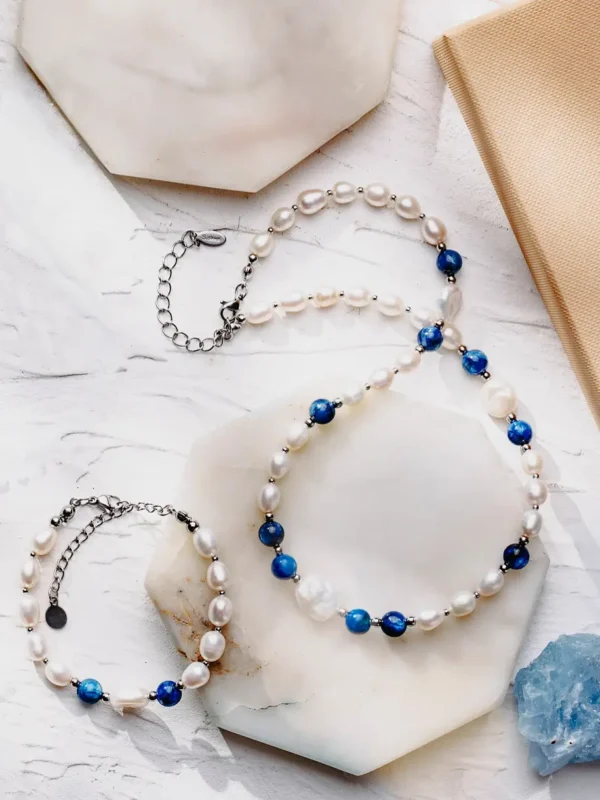 Bransoletka i naszyjnik z pereł naturalnych i barokowych oraz z kianitem na prezent świąteczny. Marka Buvardi.