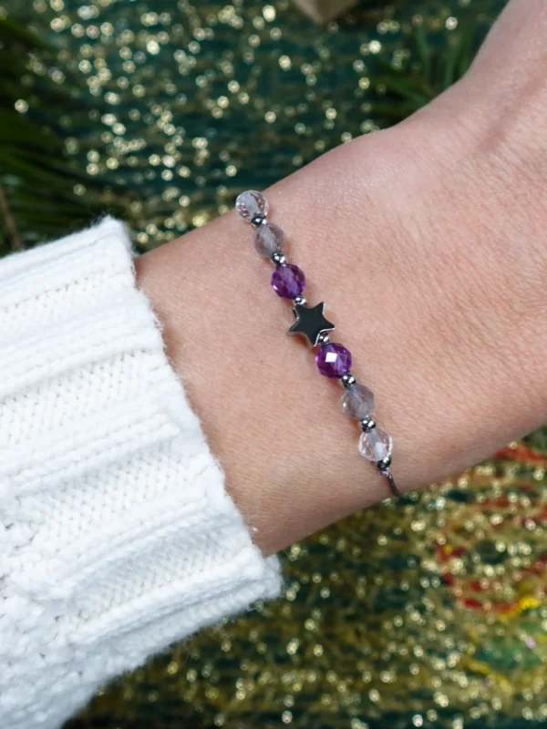 Bransoletka z gwiazdką na sznurku na nadgarstku