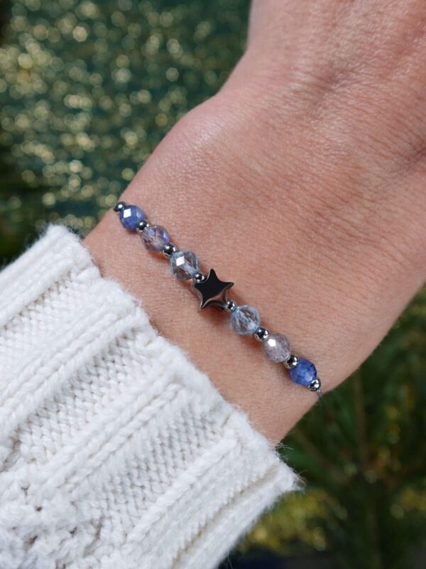 Bransoletka "Życzę Ci" z kamieni naturalnych na sznurku z gwiazdką, na nadgarstku.