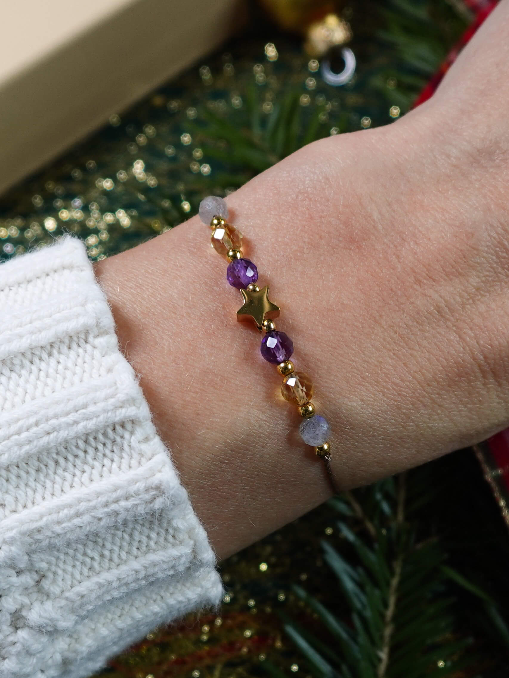 Bransoletka "Życzę Ci" na nadgarstku.