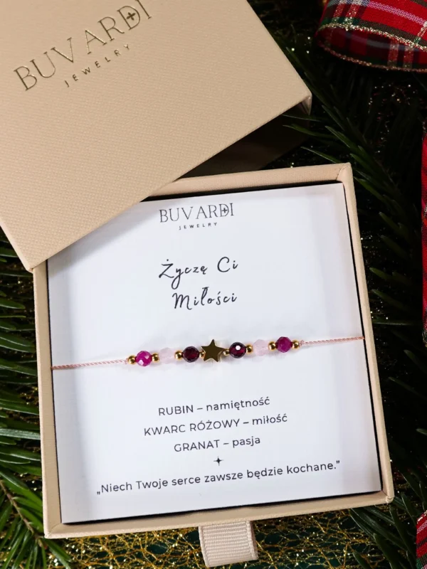 Bransoletka życzę ci miłości na sznurku z gwiazdką i kamieniami naturalnymi: rubinem, kwarcem różowym i granatem, w pudełku prezentowym. Marka Buvardi.