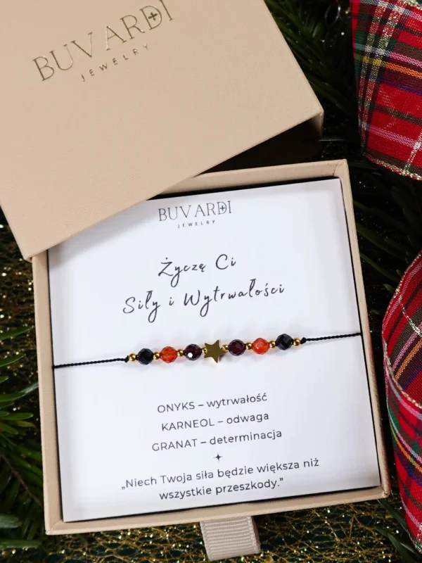 Bransoletka życzę ci siły z onyksem, karneolem, granatem i złotą gwiazdką, na sznurku, w pudełku prezentowym. Marka Buvardi.