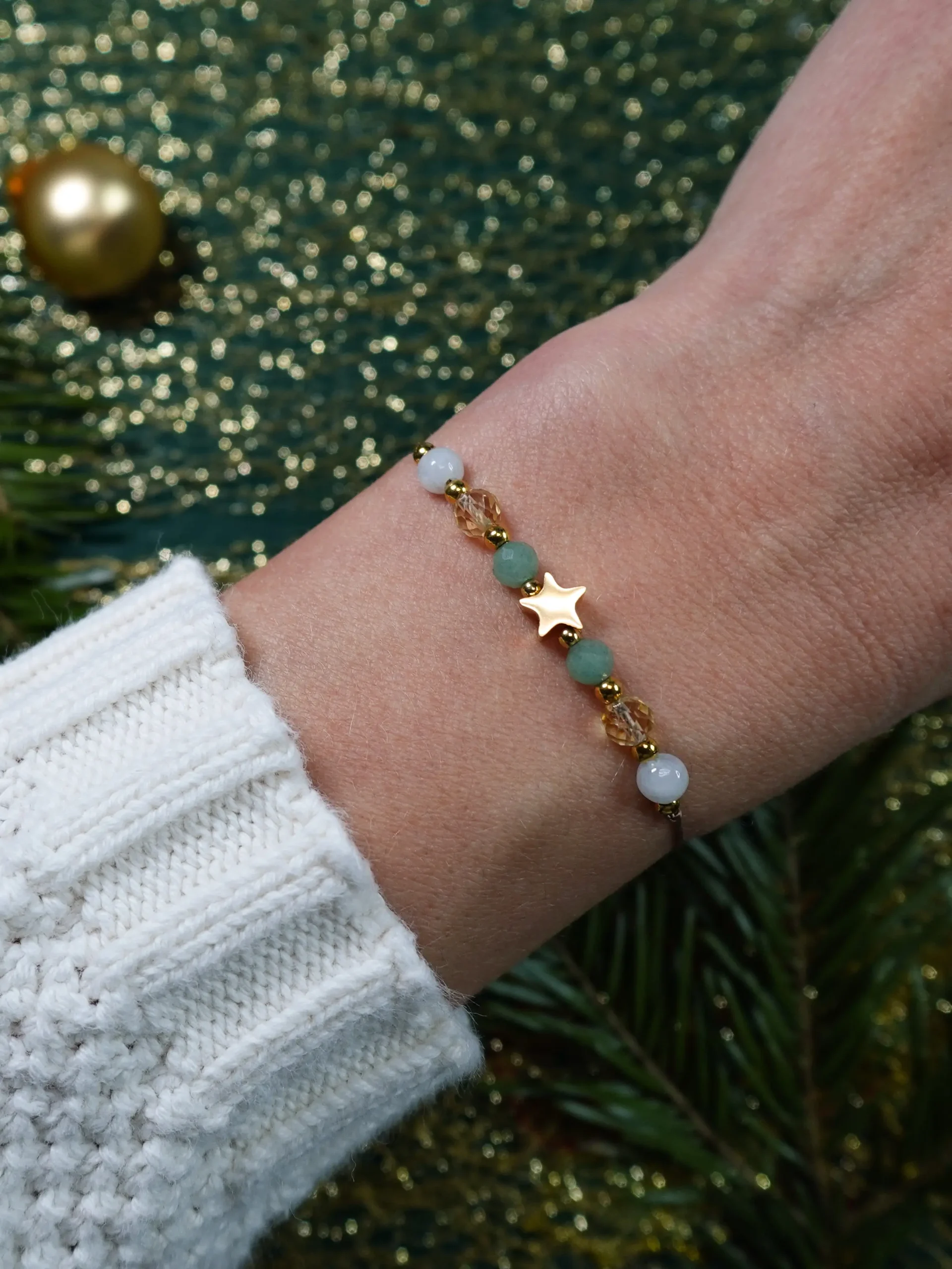 Bransoletka "Życzę Ci Szczęścia" na nadgarstku.