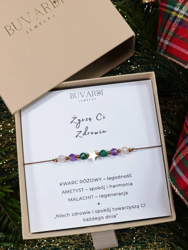 Bransoletka "Życzę Ci Zdrowia" z kamieni naturalnych: malachitu, kwarcu różowego i ametystu, z gwiazdką, na sznurku w pudełku prezentowym.