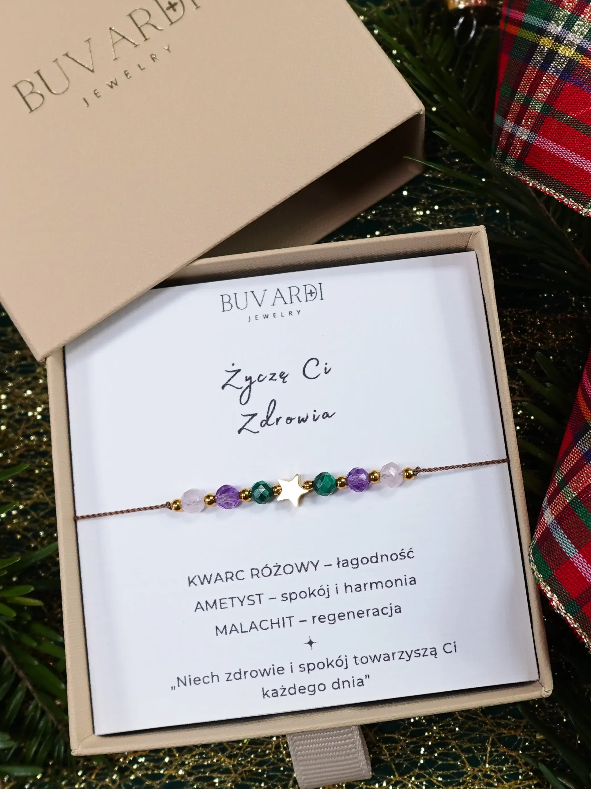 Bransoletka "Życzę Ci Zdrowia" z kamieni naturalnych: malachitu, kwarcu różowego i ametystu, z gwiazdką, na sznurku w pudełku prezentowym. Marka Buvardi