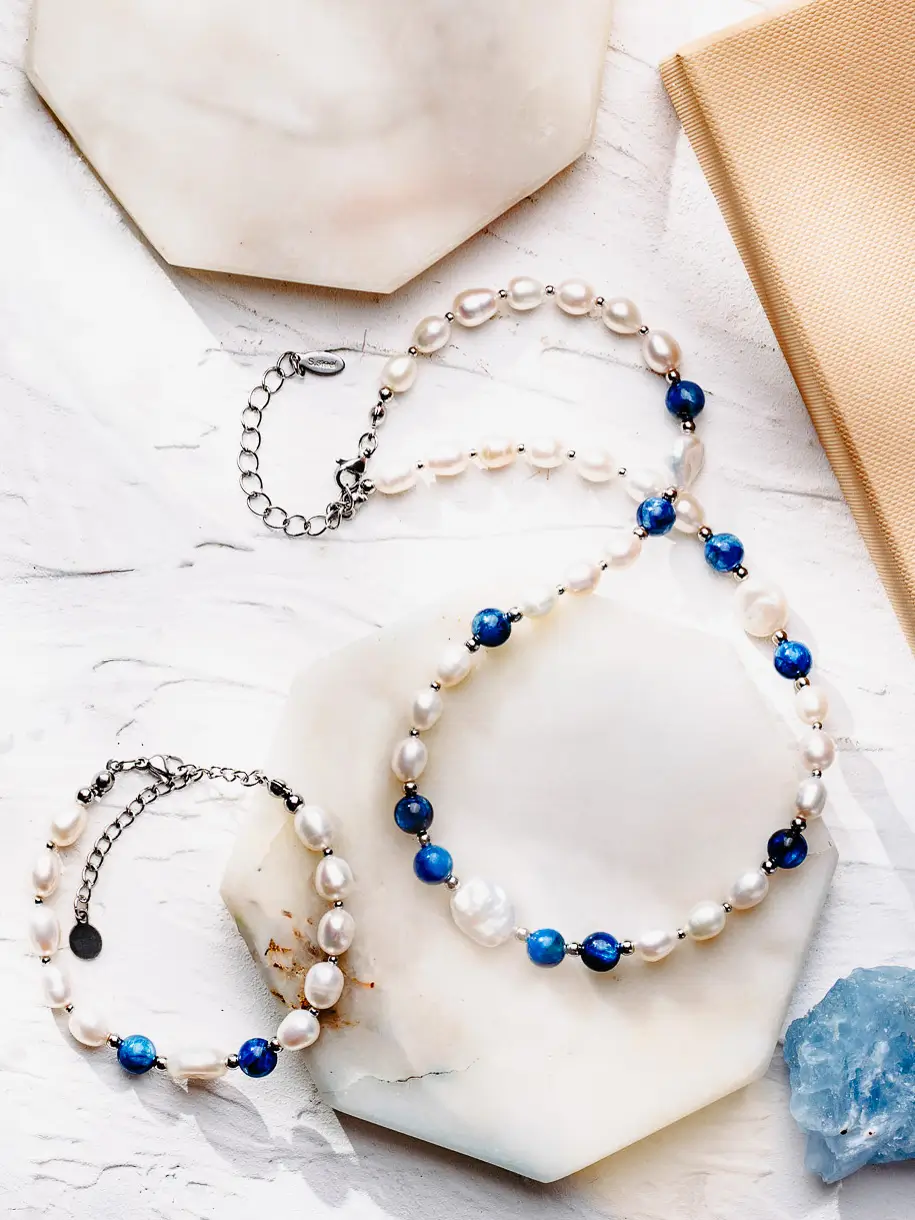 Komplet biżuterii z pereł naturalnych i kianitu.
