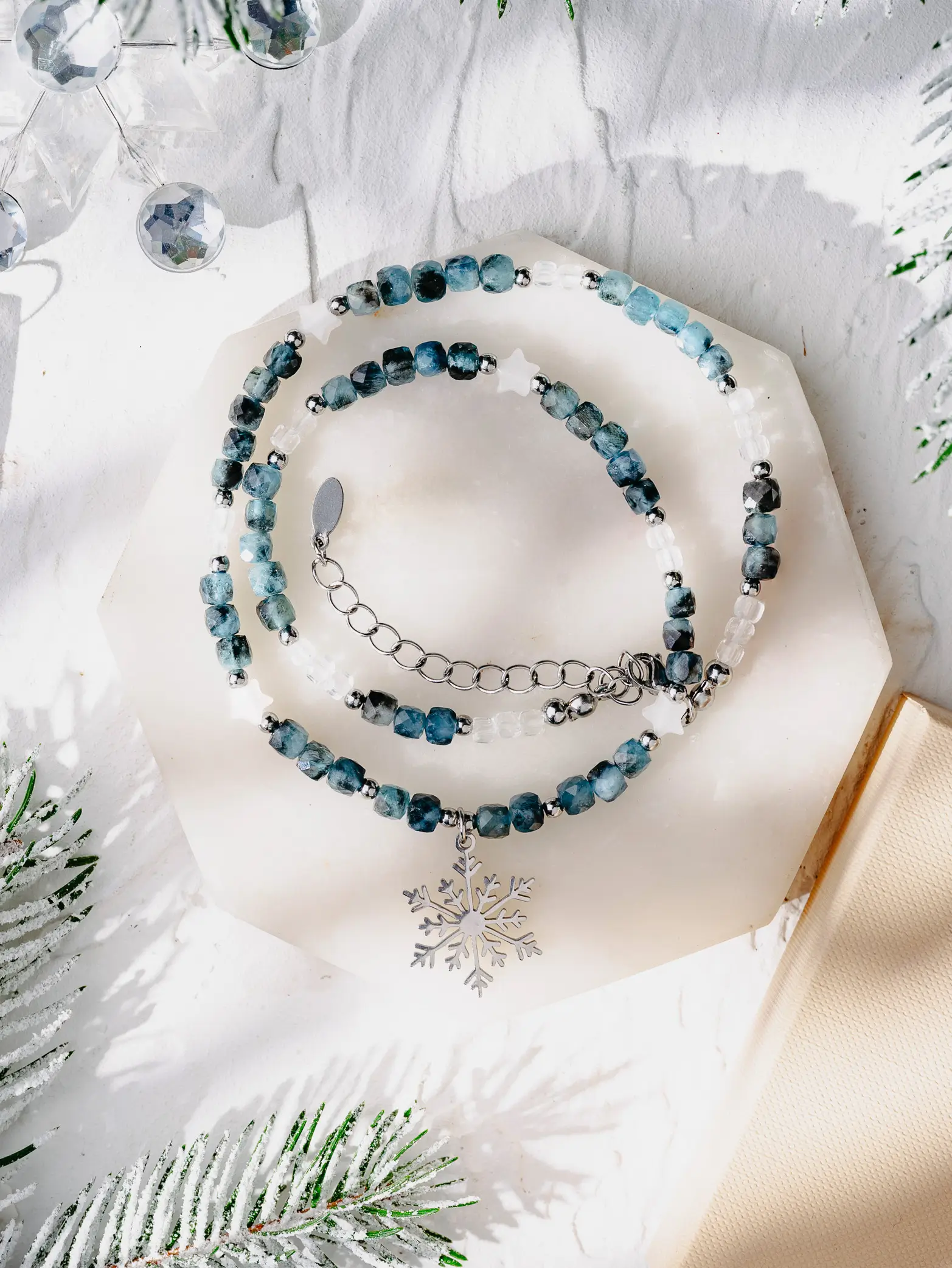 Naszyjnik z ciemnoniebieskim akwamarynem w formie kostki i zawieszką w kształcie śnieżynki