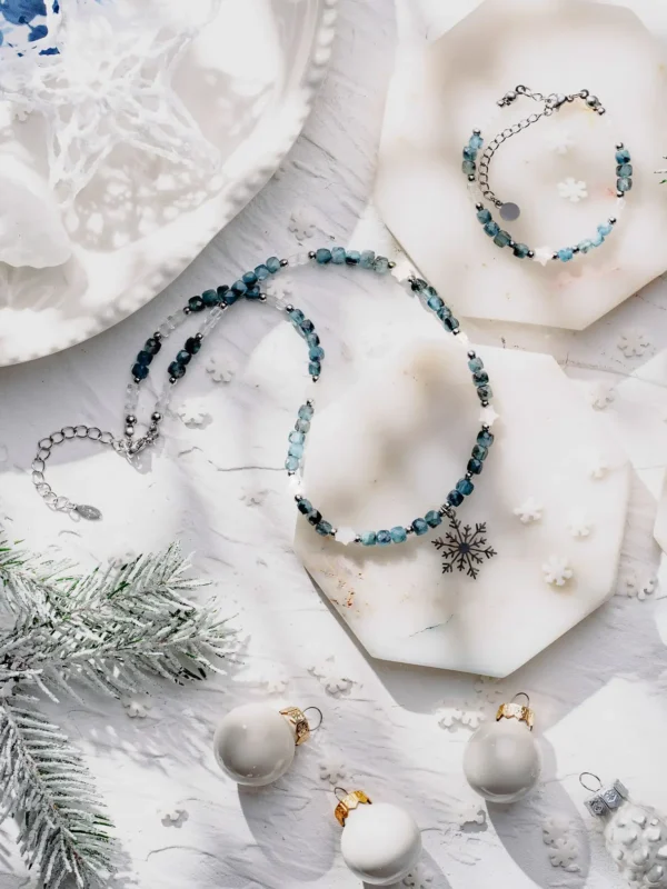 Naszyjnik z akwamarynem w formie kostki oraz z kryształem górskim.